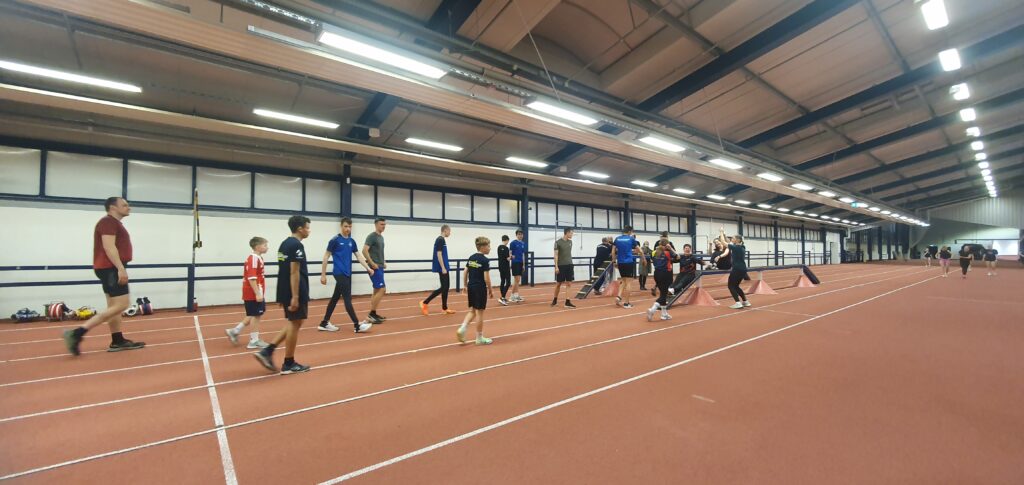 Vorbereitung und gemeinsames Aufwärmen der Sportler